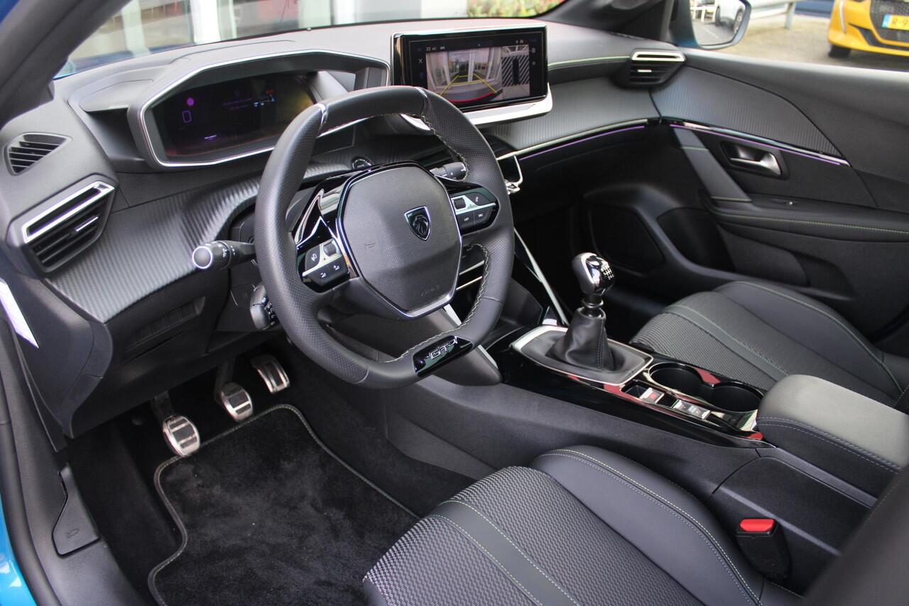 Peugeot 208 1.2 100PK GT | PANORAMA DAK | KEYLESS ENTRY/START | DRAADLOZE APPLE CARPLAY/ANDROID AUTO | CAMERA VOOR + ACHTER | DRAADLOZE TELEFOONLADER | 17" LICHTEMTALEN VELGEN | FULL LED KOPLAMPEN | DODEHOEK DETECTIE | PARKEERSENSOREN VOOR + ACHTER | CRUISE CONTROL |