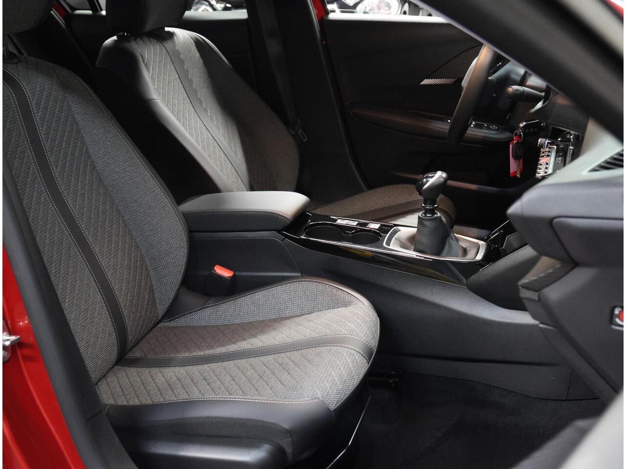 Peugeot 208 1.2 100PK Allure | 1ste eigenaar | AppleCarplay/AndroidAuto | Parkeersensoren | FULL LED | Navigatie | Lederen Stuurwiel | Climate Control | Cruise Control | 16" LMV | Isofix | Privacy Glass |