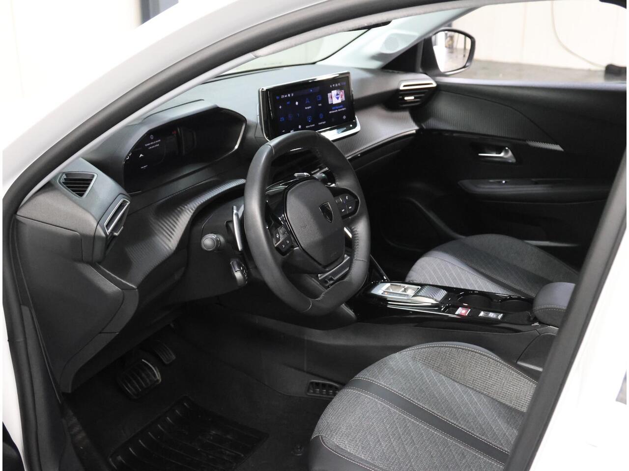 Peugeot 208 Hybrid 100PK e-DCS6 Allure | 1ste eigenaar | AppleCarplay/AndroidAuto | Parkeersensoren | FULL LED | Navigatie | Lederen Stuurwiel | Climate Control | Cruise Control | 16" LMV | Isofix | Privacy Glass |