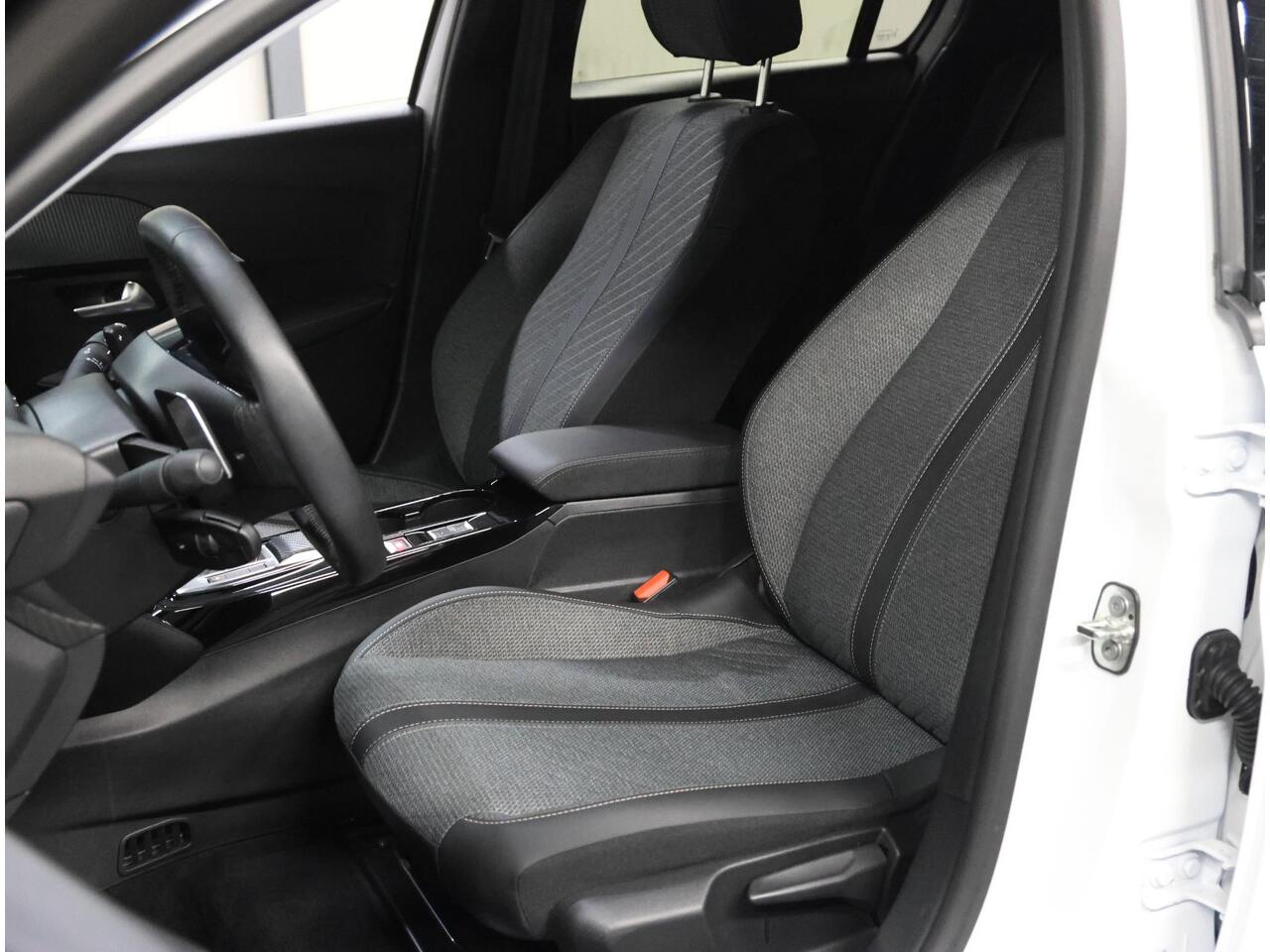 Peugeot 208 Hybrid 100PK e-DCS6 Allure | 1ste eigenaar | AppleCarplay/AndroidAuto | Parkeersensoren | FULL LED | Navigatie | Lederen Stuurwiel | Climate Control | Cruise Control | 16" LMV | Isofix | Privacy Glass |