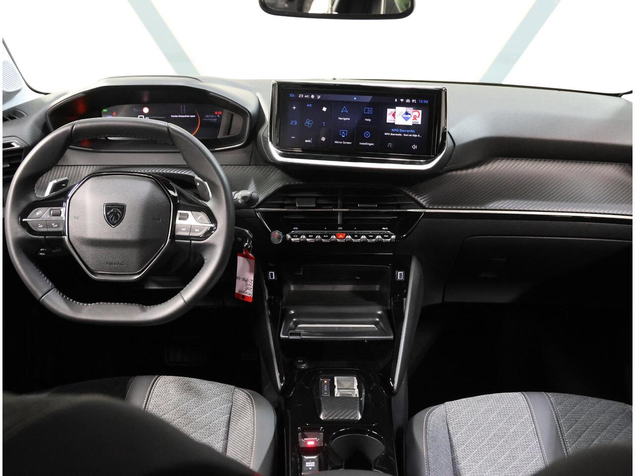 Peugeot 208 Hybrid 100PK e-DCS6 Allure | 1ste eigenaar | AppleCarplay/AndroidAuto | Parkeersensoren | FULL LED | Navigatie | Lederen Stuurwiel | Climate Control | Cruise Control | 16" LMV | Isofix | Privacy Glass |