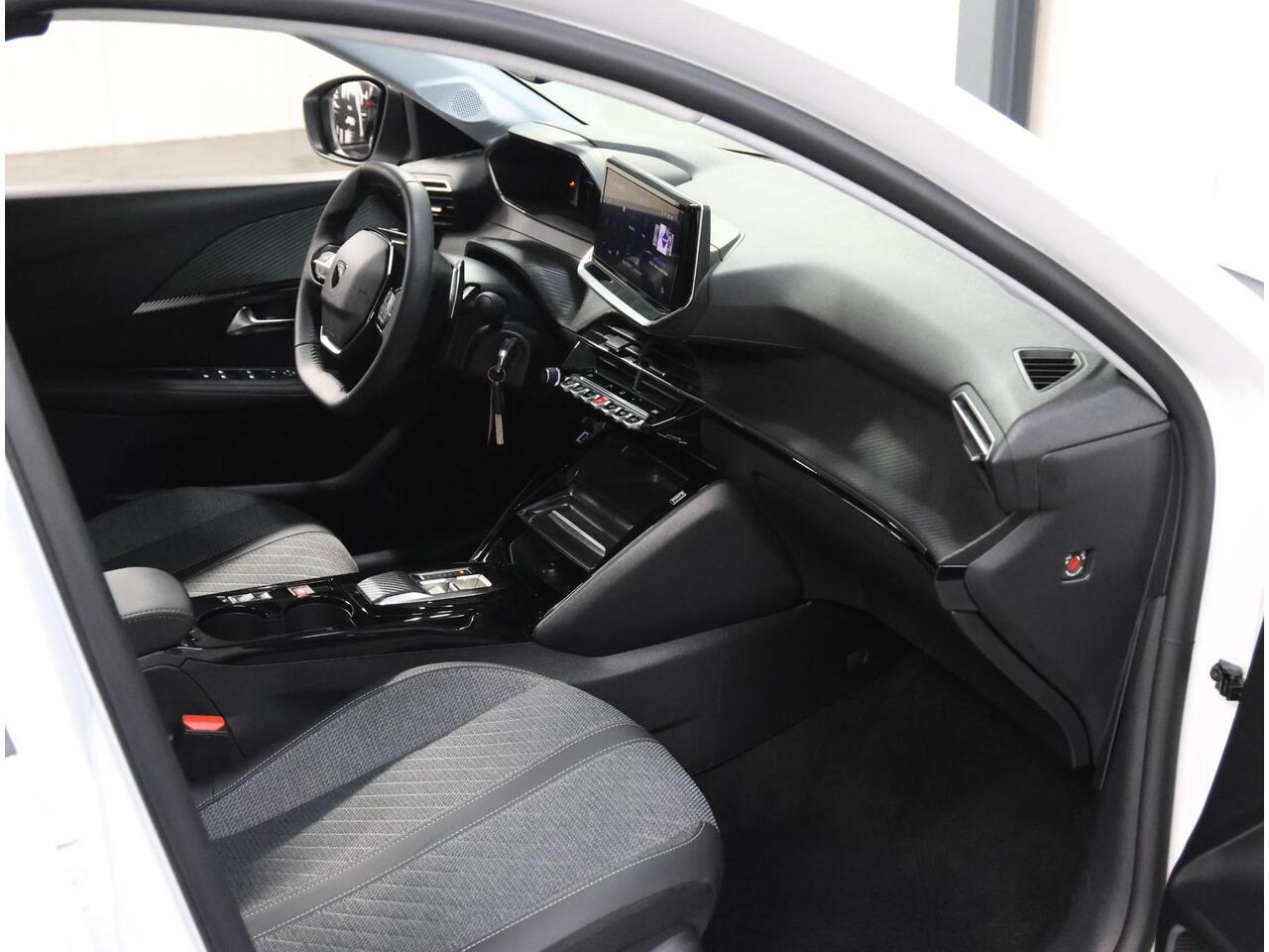 Peugeot 208 Hybrid 100PK e-DCS6 Allure | 1ste eigenaar | AppleCarplay/AndroidAuto | Parkeersensoren | FULL LED | Navigatie | Lederen Stuurwiel | Climate Control | Cruise Control | 16" LMV | Isofix | Privacy Glass |