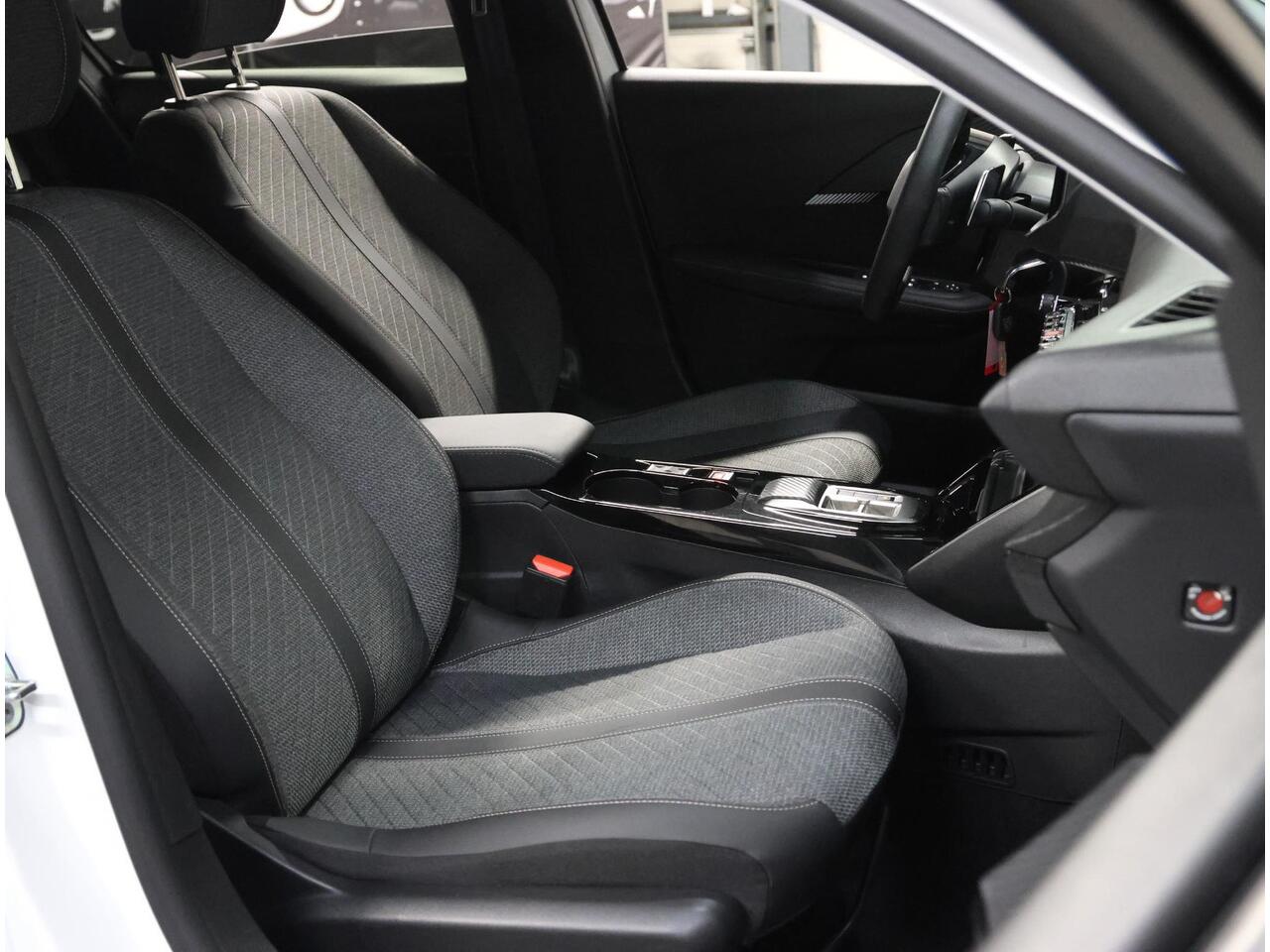 Peugeot 208 Hybrid 100PK e-DCS6 Allure | 1ste eigenaar | AppleCarplay/AndroidAuto | Parkeersensoren | FULL LED | Navigatie | Lederen Stuurwiel | Climate Control | Cruise Control | 16" LMV | Isofix | Privacy Glass |