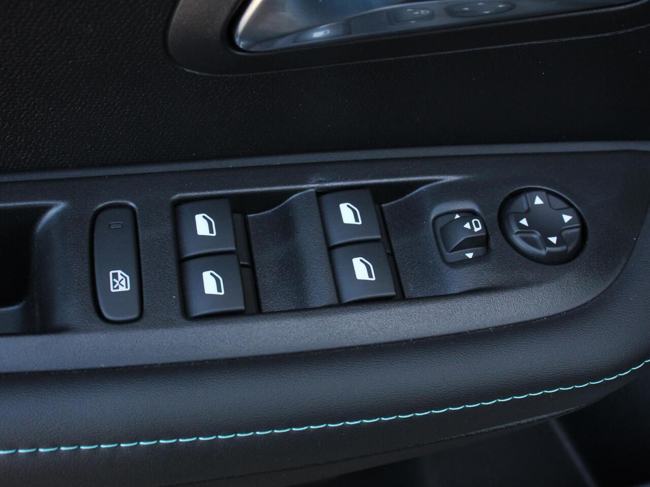 Peugeot 208 1.2 PureTech Allure Pack | Navigatie | Apple Carplay/Android Auto | Achteruitrij camera | Climate control | LED | Adaptieve cruise control | Parkeersensor achter | Verwarmde voorstoelen | Lichtmetalen velgen