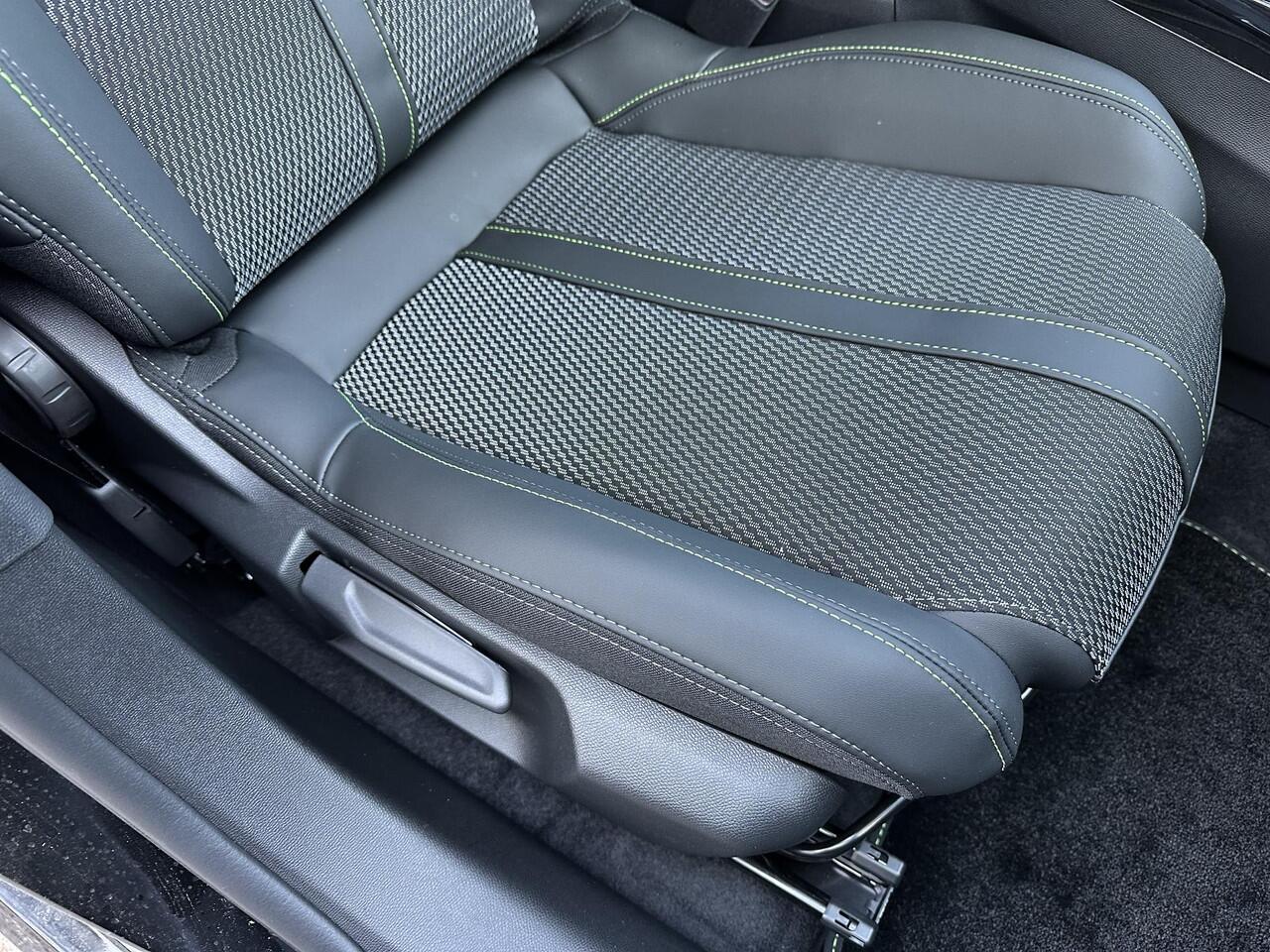 Peugeot 208 1.2 Hybrid 145 PK GT Automaat ¤ 4500,- DEMO VOORDEEL | NETTO DEAL | Full LED Verlichting | Navigatie via Telefoon | Camera | Parkeersensoren | Cruise Control | Keyless Entry | Dakspoiler | DAB+ Radio | Digitaal Dashboard | Apple Carplay Draadloos | Sporti