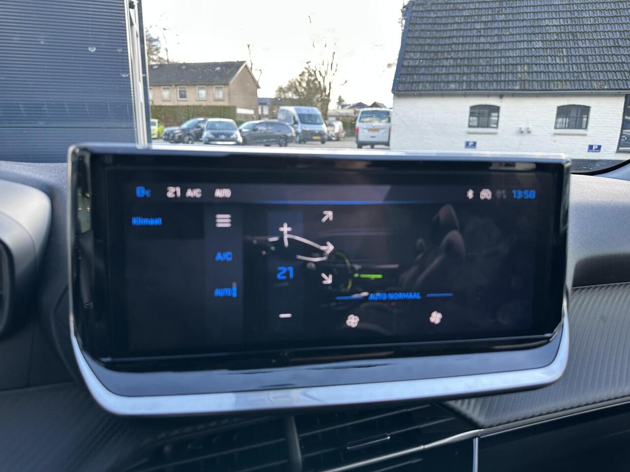 Peugeot 208 Hybrid 110 PK Allure Automaat | NETTO DEAL MET ¤ 5000 VOORDEEL | Hybride Elektrisch rijden met Automaat | Achteruitrij-Camera | Stoelverwarming | LED Verlichting | Navigatie via Apple Carplay/Android Auto | Lichtmetalen Velgen | Cruise & Climate Control