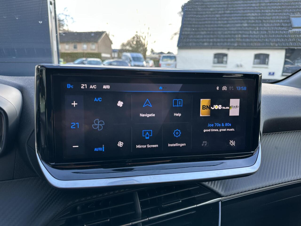 Peugeot 208 Hybrid 110 PK Allure Automaat | NETTO DEAL MET ¤ 5000 VOORDEEL | Hybride Elektrisch rijden met Automaat | Achteruitrij-Camera | Stoelverwarming | LED Verlichting | Navigatie via Apple Carplay/Android Auto | Lichtmetalen Velgen | Cruise & Climate Control