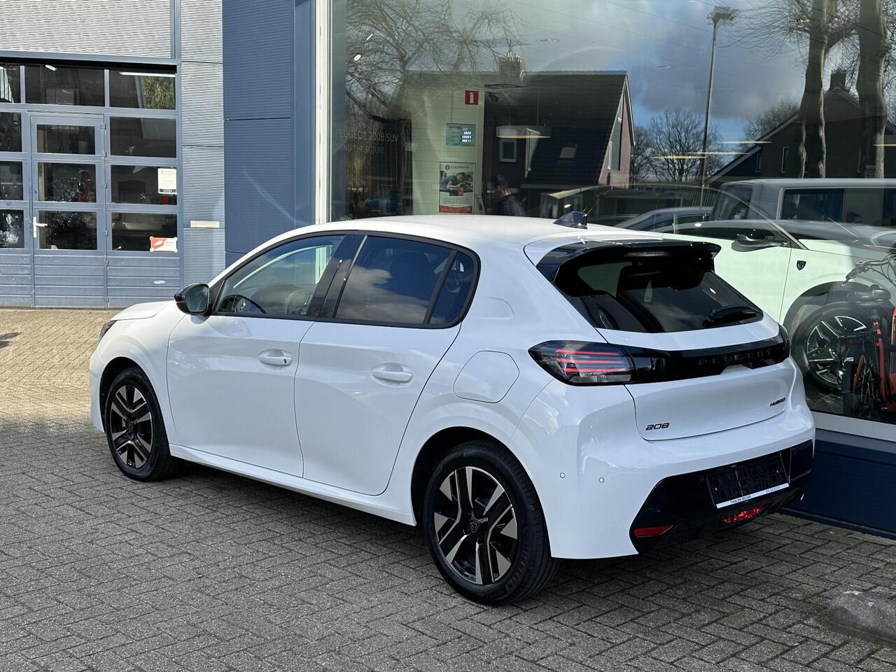 Peugeot 208 Hybrid 110 PK Allure Automaat | NETTO DEAL MET ¤ 5000 VOORDEEL | Hybride Elektrisch rijden met Automaat | Achteruitrij-Camera | Stoelverwarming | LED Verlichting | Navigatie via Apple Carplay/Android Auto | Lichtmetalen Velgen | Cruise & Climate Control
