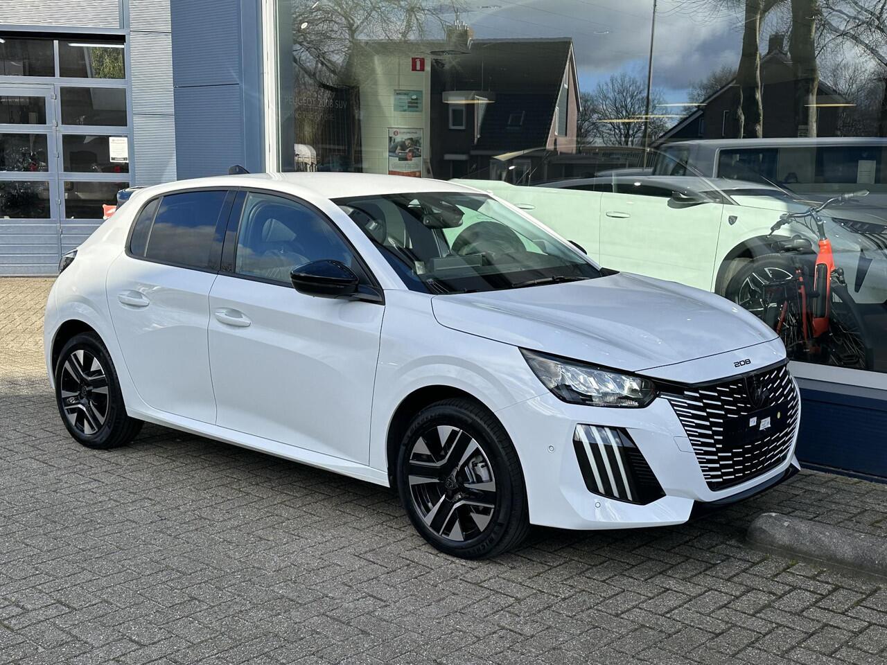 Peugeot 208 Hybrid 110 PK Allure Automaat | NETTO DEAL MET ¤ 5000 VOORDEEL | Hybride Elektrisch rijden met Automaat | Achteruitrij-Camera | Stoelverwarming | LED Verlichting | Navigatie via Apple Carplay/Android Auto | Lichtmetalen Velgen | Cruise & Climate Control