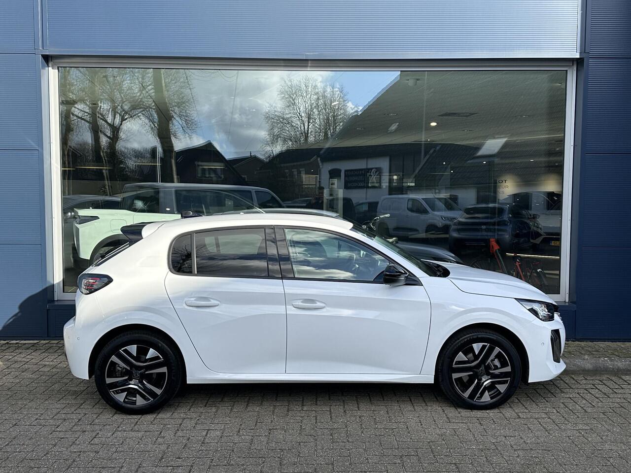 Peugeot 208 Hybrid 110 PK Allure Automaat | NETTO DEAL MET ¤ 5000 VOORDEEL | Hybride Elektrisch rijden met Automaat | Achteruitrij-Camera | Stoelverwarming | LED Verlichting | Navigatie via Apple Carplay/Android Auto | Lichtmetalen Velgen | Cruise & Climate Control