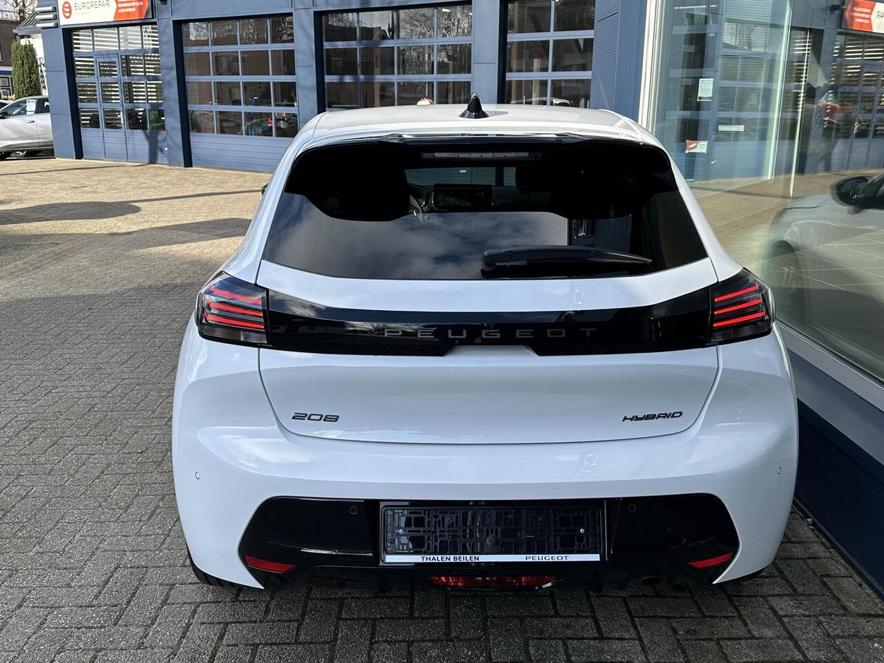 Peugeot 208 Hybrid 110 PK Allure Automaat | NETTO DEAL MET ¤ 5000 VOORDEEL | Hybride Elektrisch rijden met Automaat | Achteruitrij-Camera | Stoelverwarming | LED Verlichting | Navigatie via Apple Carplay/Android Auto | Lichtmetalen Velgen | Cruise & Climate Control