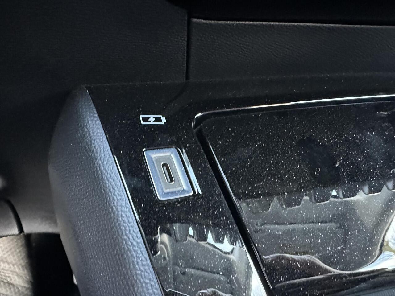 Peugeot 208 Hybrid 110 PK Allure Automaat | NETTO DEAL MET ¤ 5000 VOORDEEL | Hybride Elektrisch rijden met Automaat | Achteruitrij-Camera | Stoelverwarming | LED Verlichting | Navigatie via Apple Carplay/Android Auto | Lichtmetalen Velgen | Cruise & Climate Control