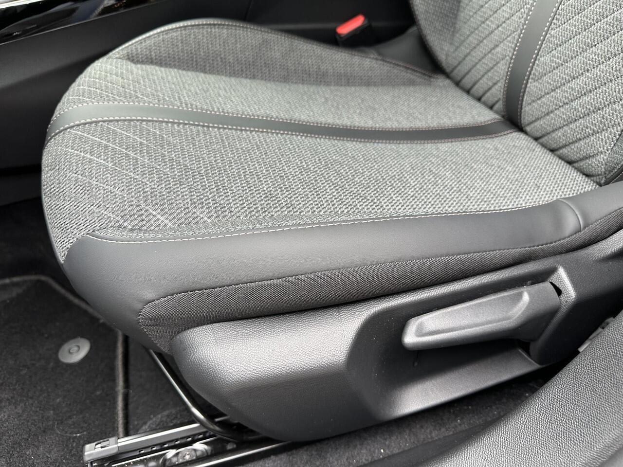 Peugeot 208 1.2 Turbo 100 PK Allure | Bouwjaar 2025 | ¤ 5.750 DEMO Voordeel | Navigatie via Telefoon | Stoelverwarming | 360 Graden Camera | Keyless Entry & Start | LED Verlichting | Climate Control | Dode Hoek Detectie | Voor + Achter Parkeersensoren | 16" Lichtmeta