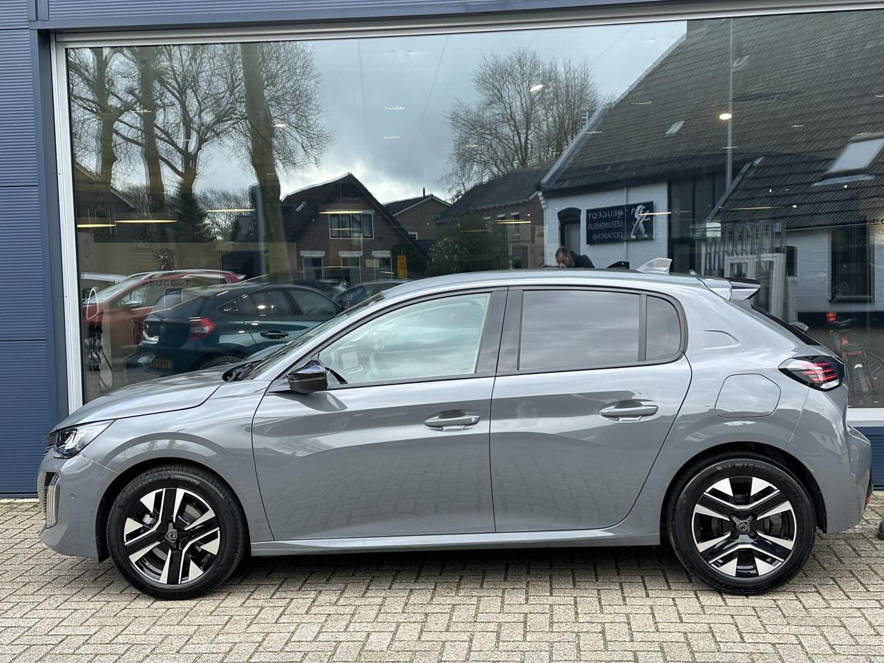Peugeot 208 1.2 Turbo 100 PK Allure | Bouwjaar 2025 | ¤ 5.750 DEMO Voordeel | Navigatie via Telefoon | Stoelverwarming | 360 Graden Camera | Keyless Entry & Start | LED Verlichting | Climate Control | Dode Hoek Detectie | Voor + Achter Parkeersensoren | 16" Lichtmeta