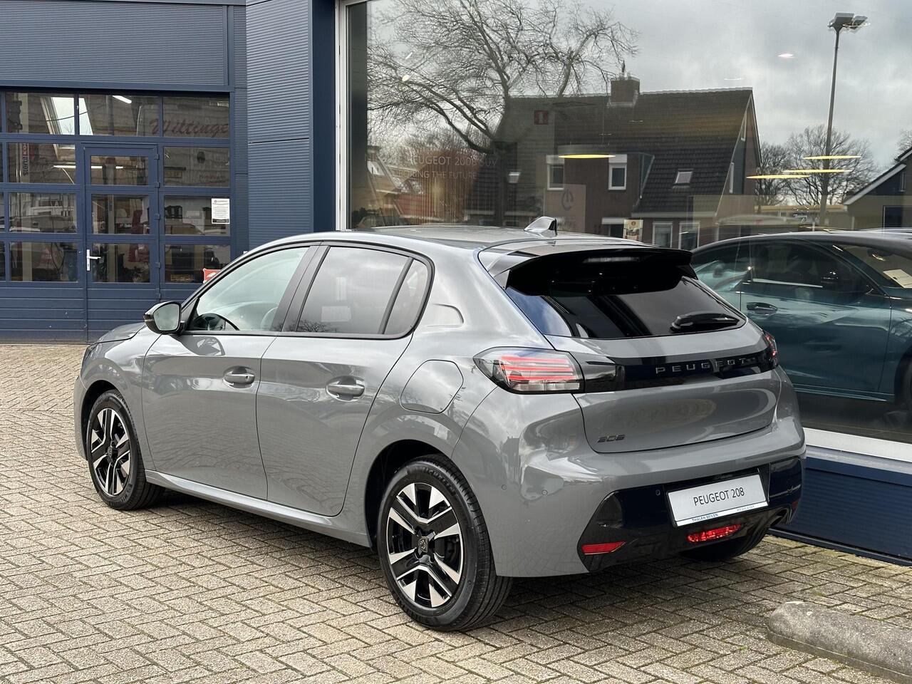 Peugeot 208 1.2 Turbo 100 PK Allure | Bouwjaar 2025 | ¤ 5.750 DEMO Voordeel | Navigatie via Telefoon | Stoelverwarming | 360 Graden Camera | Keyless Entry & Start | LED Verlichting | Climate Control | Dode Hoek Detectie | Voor + Achter Parkeersensoren | 16" Lichtmeta