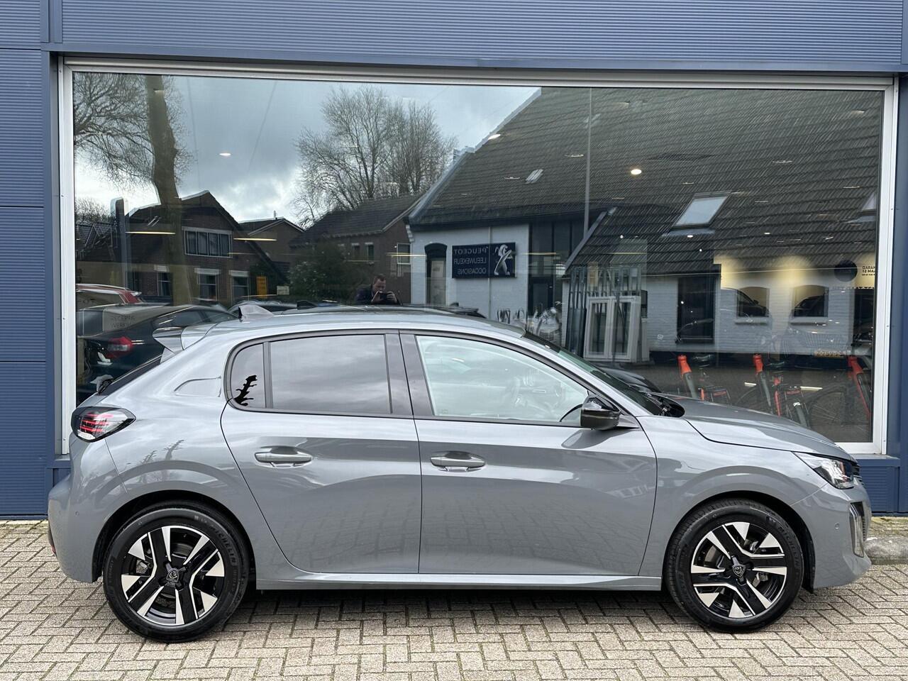 Peugeot 208 1.2 Turbo 100 PK Allure | Bouwjaar 2025 | ¤ 5.750 DEMO Voordeel | Navigatie via Telefoon | Stoelverwarming | 360 Graden Camera | Keyless Entry & Start | LED Verlichting | Climate Control | Dode Hoek Detectie | Voor + Achter Parkeersensoren | 16" Lichtmeta