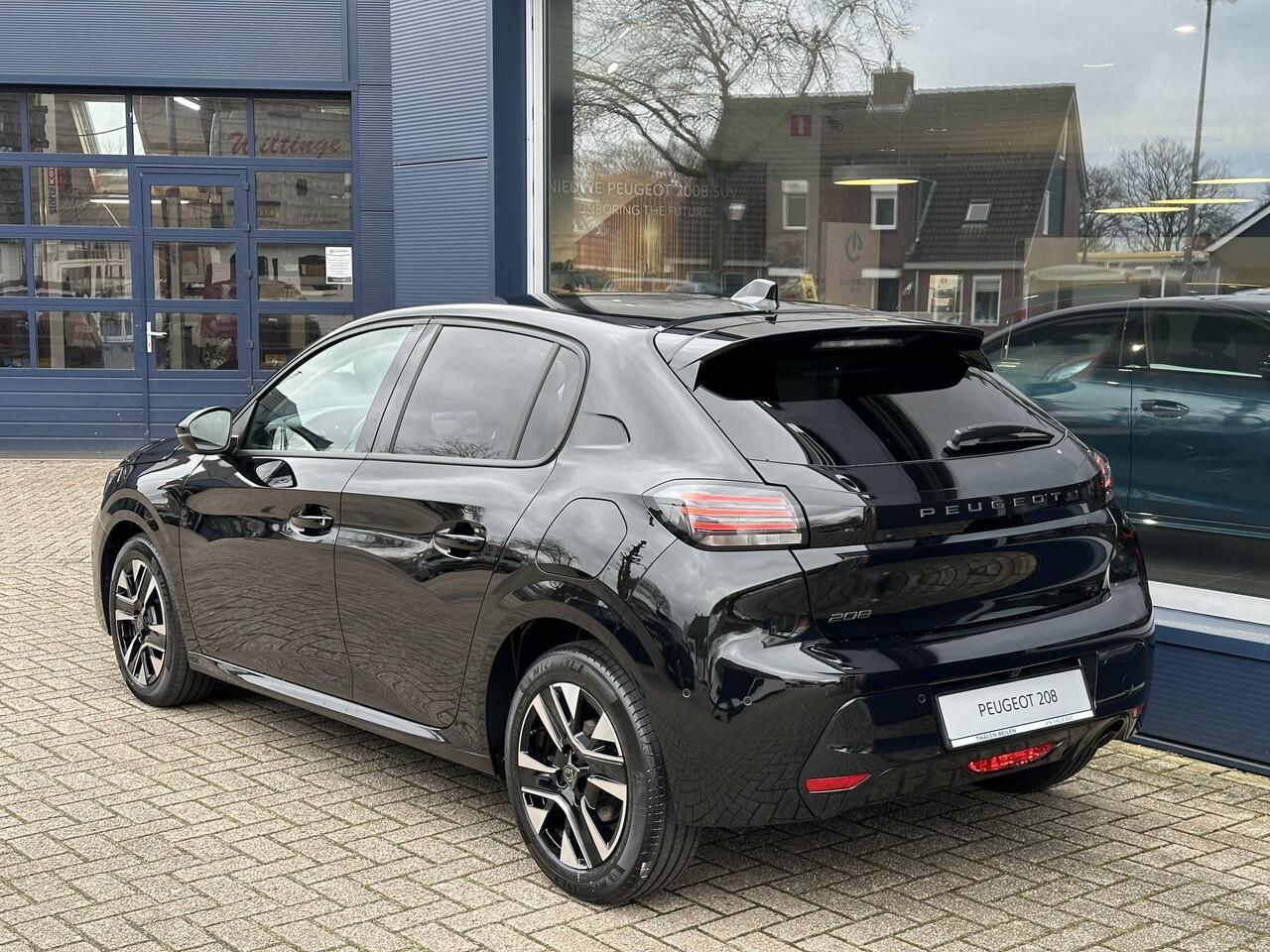 Peugeot 208 1.2 Turbo 100 PK Allure | Bouwjaar 2025 | ¤ 5.750 DEMO Voordeel | Navigatie via Telefoon | Stoelverwarming | 360 Graden Camera | Keyless Entry & Start | LED Verlichting | Climate Control | Dode Hoek Detectie | Voor + Achter Parkeersensoren | 16" Lichtmeta