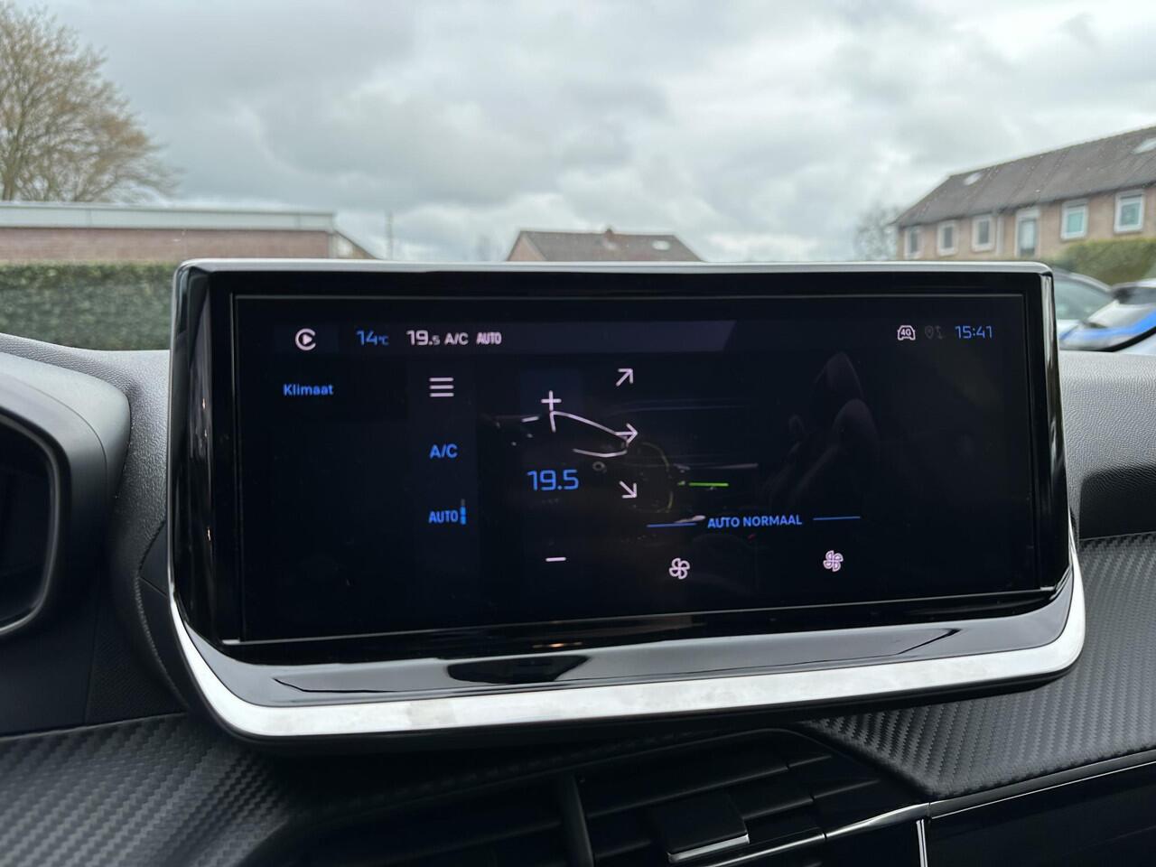 Peugeot 208 1.2 Turbo 100 PK Allure | Bouwjaar 2025 | ¤ 5.750 DEMO Voordeel | Navigatie via Telefoon | Stoelverwarming | 360 Graden Camera | Keyless Entry & Start | LED Verlichting | Climate Control | Dode Hoek Detectie | Voor + Achter Parkeersensoren | 16" Lichtmeta