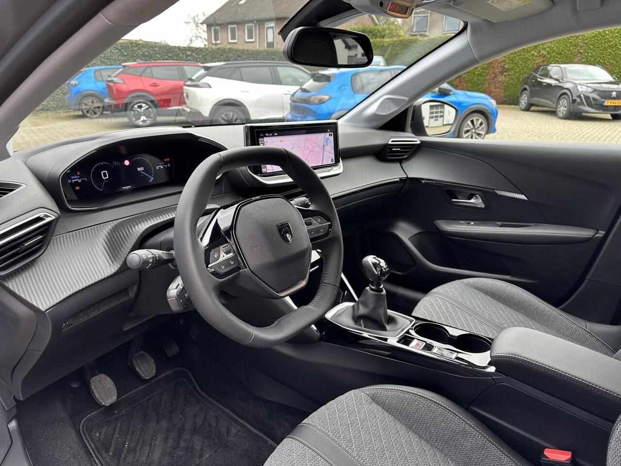 Peugeot 208 1.2 Turbo 100 PK Allure | Bouwjaar 2025 | ¤ 5.750 DEMO Voordeel | Navigatie via Telefoon | Stoelverwarming | 360 Graden Camera | Keyless Entry & Start | LED Verlichting | Climate Control | Dode Hoek Detectie | Voor + Achter Parkeersensoren | 16" Lichtmeta