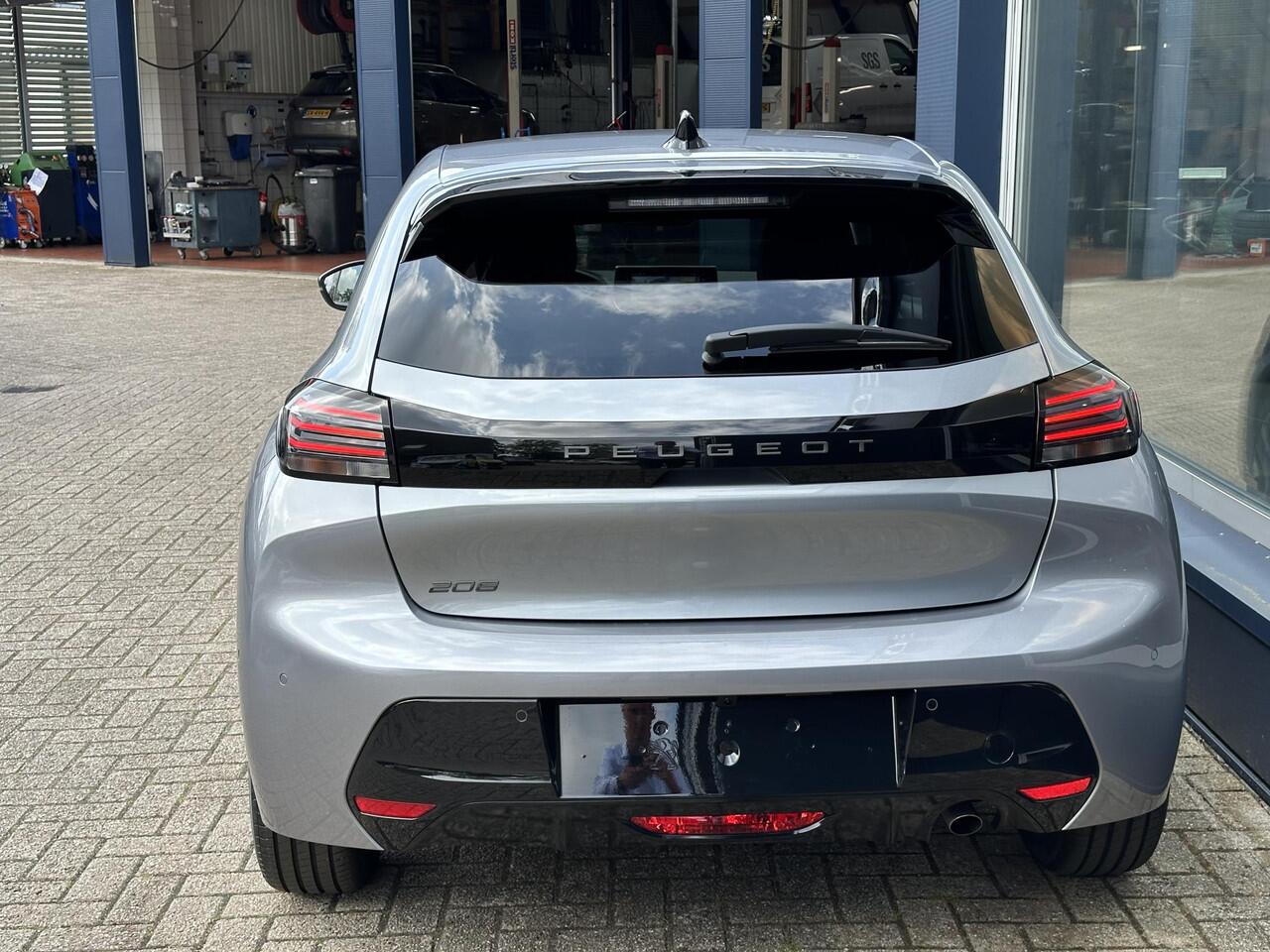 Peugeot 208 1.2 Turbo 100 PK Allure | Bouwjaar 2025 | ¤ 5.750 DEMO Voordeel | Navigatie via Telefoon | Stoelverwarming | 360 Graden Camera | Keyless Entry & Start | LED Verlichting | Climate Control | Dode Hoek Detectie | Voor + Achter Parkeersensoren | 16" Lichtmeta