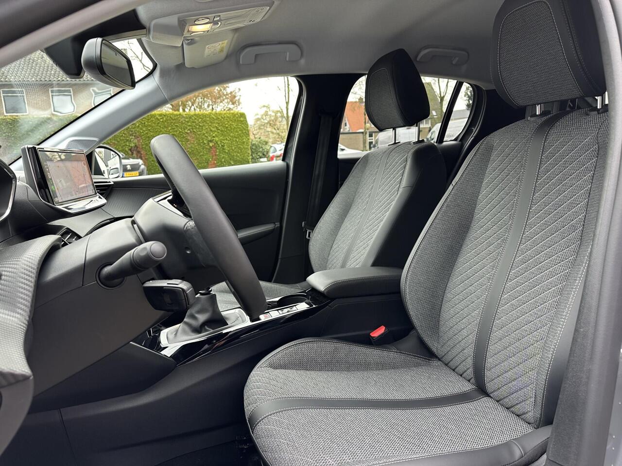 Peugeot 208 1.2 Turbo 100 PK Allure | Bouwjaar 2025 | ¤ 5.750 DEMO Voordeel | Navigatie via Telefoon | Stoelverwarming | 360 Graden Camera | Keyless Entry & Start | LED Verlichting | Climate Control | Dode Hoek Detectie | Voor + Achter Parkeersensoren | 16" Lichtmeta