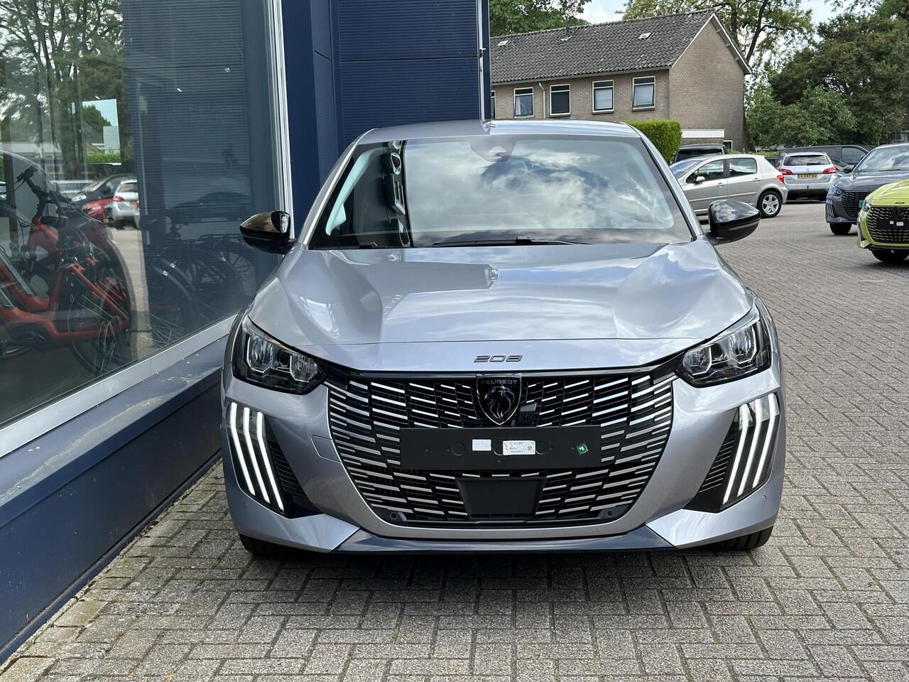 Peugeot 208 1.2 Turbo 100 PK Allure | Bouwjaar 2025 | ¤ 5.750 DEMO Voordeel | Navigatie via Telefoon | Stoelverwarming | 360 Graden Camera | Keyless Entry & Start | LED Verlichting | Climate Control | Dode Hoek Detectie | Voor + Achter Parkeersensoren | 16" Lichtmeta