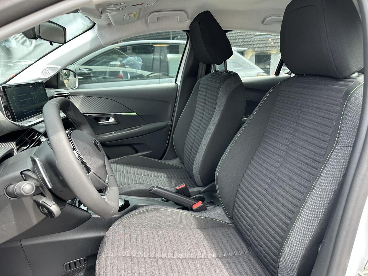 Peugeot 208 1.2 Hybrid 110 PK Style Automaat | NETTO DEAL | Nieuw Model 2025! | Hybride Elektrisch rijden met Automaat | Navigatie via Telefoon | LED Verlichting | Apple Carplay/Android Auto | Cruise Control | Stoelverwarming |