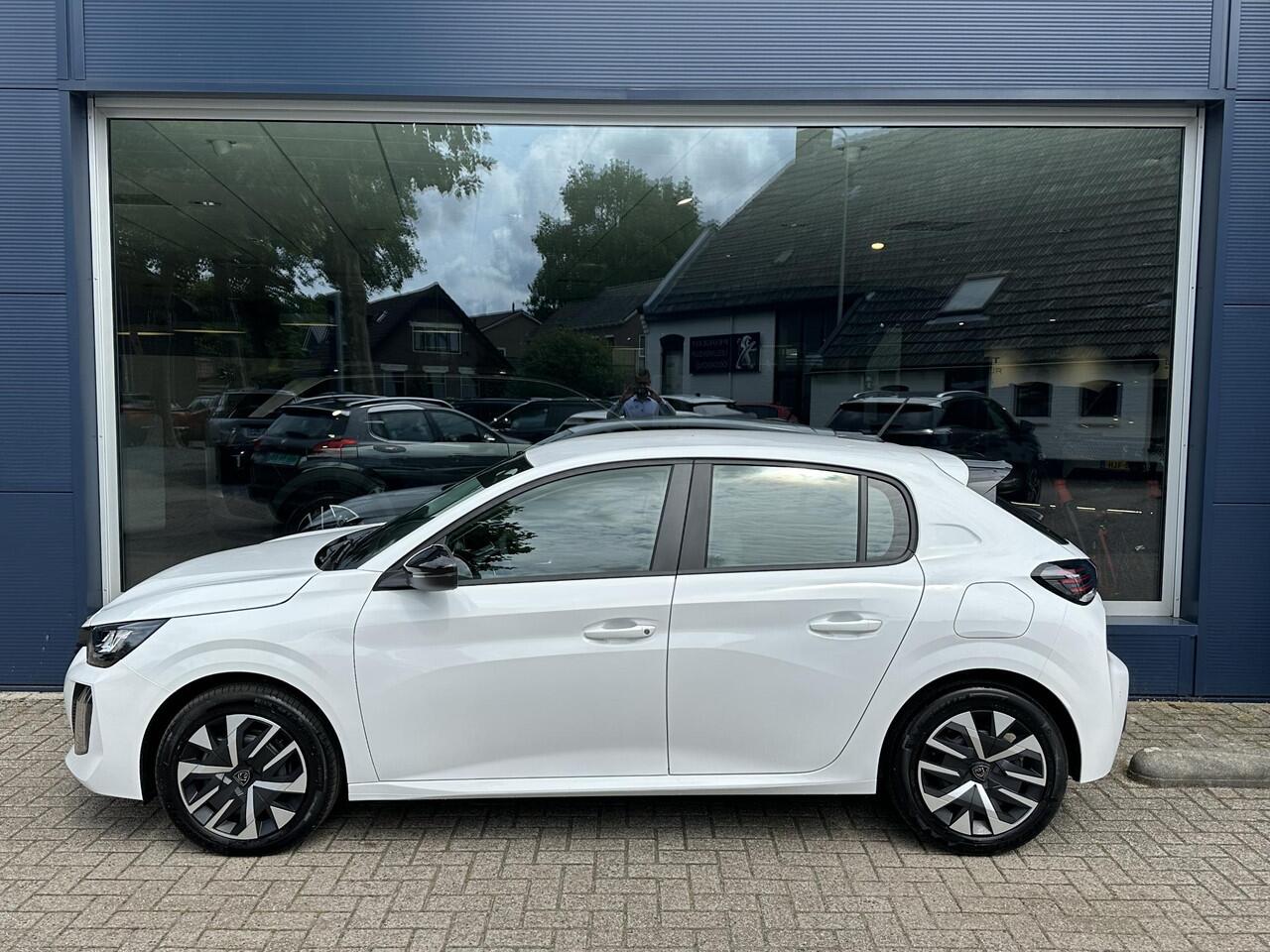 Peugeot 208 1.2 Hybrid 110 PK Style Automaat | NETTO DEAL | Nieuw Model 2025! | Hybride Elektrisch rijden met Automaat | Navigatie via Telefoon | LED Verlichting | Apple Carplay/Android Auto | Cruise Control | Stoelverwarming |