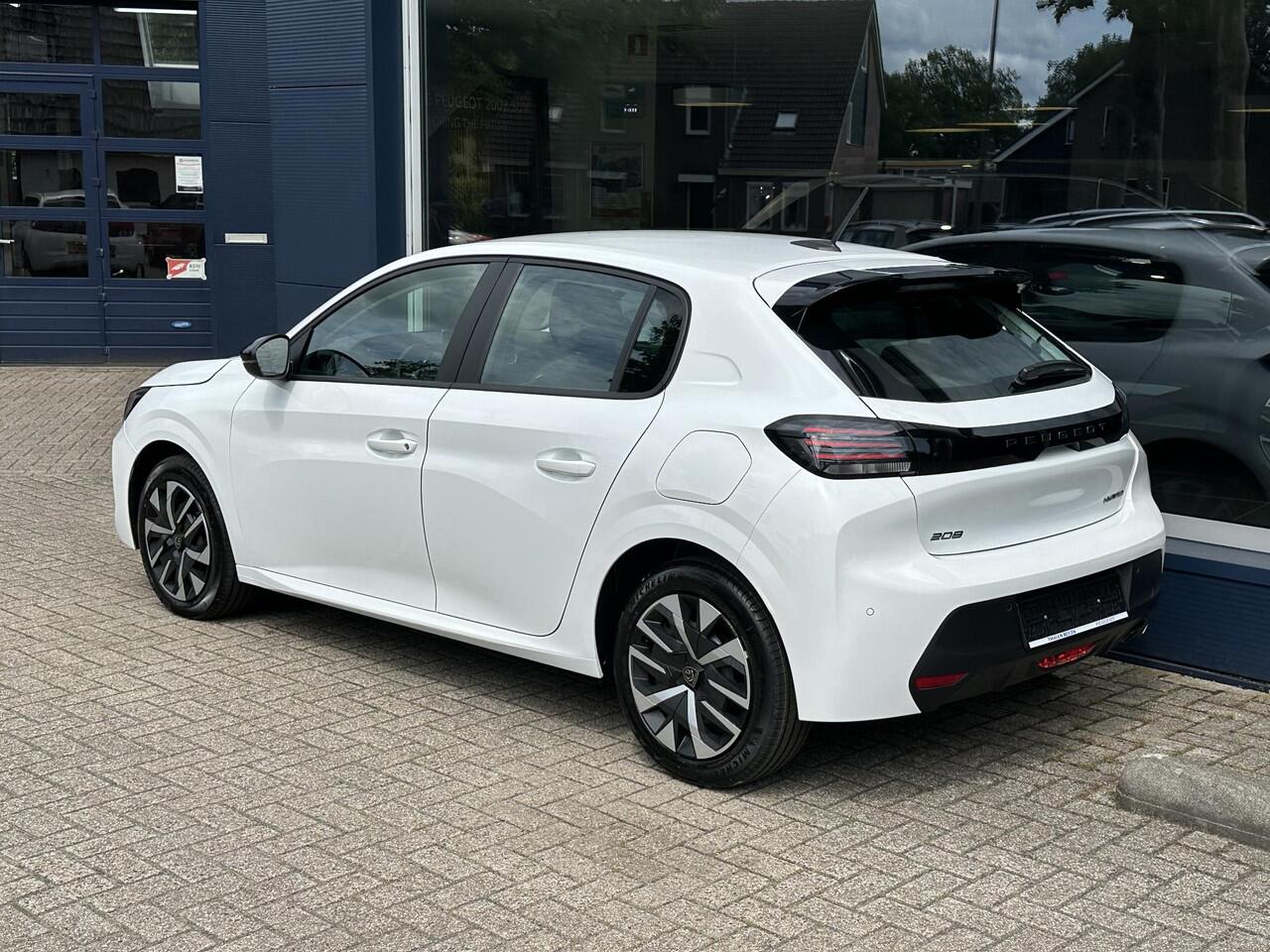 Peugeot 208 1.2 Hybrid 110 PK Style Automaat | NETTO DEAL | Nieuw Model 2025! | Hybride Elektrisch rijden met Automaat | Navigatie via Telefoon | LED Verlichting | Apple Carplay/Android Auto | Cruise Control | Stoelverwarming |