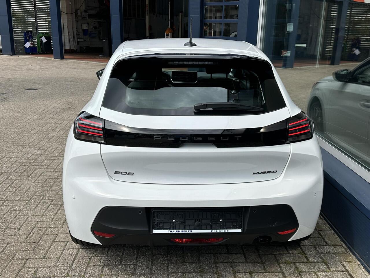 Peugeot 208 1.2 Hybrid 110 PK Style Automaat | NETTO DEAL | Nieuw Model 2025! | Hybride Elektrisch rijden met Automaat | Navigatie via Telefoon | LED Verlichting | Apple Carplay/Android Auto | Cruise Control | Stoelverwarming |
