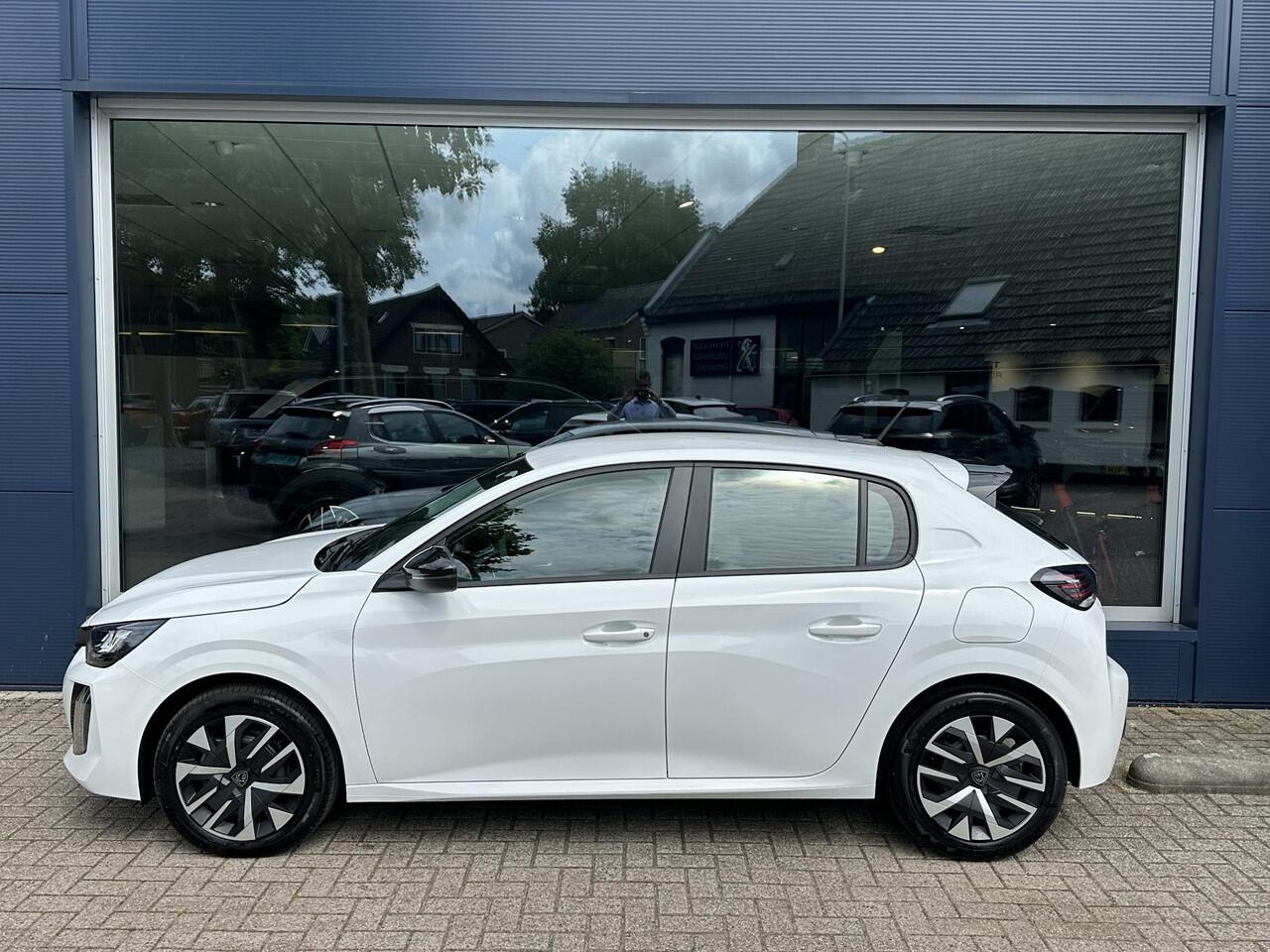 Peugeot 208 1.2 Hybrid 110 PK Style Automaat | NETTO DEAL | Nieuw Model 2025! | Hybride Elektrisch rijden met Automaat | Navigatie via Telefoon | LED Verlichting | Apple Carplay/Android Auto | Cruise Control | Stoelverwarming |