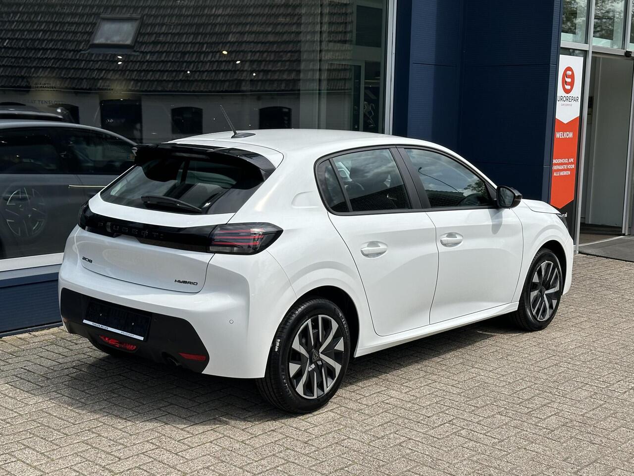 Peugeot 208 1.2 Hybrid 110 PK Style Automaat | NETTO DEAL | Nieuw Model 2025! | Hybride Elektrisch rijden met Automaat | Navigatie via Telefoon | LED Verlichting | Apple Carplay/Android Auto | Cruise Control | Stoelverwarming |