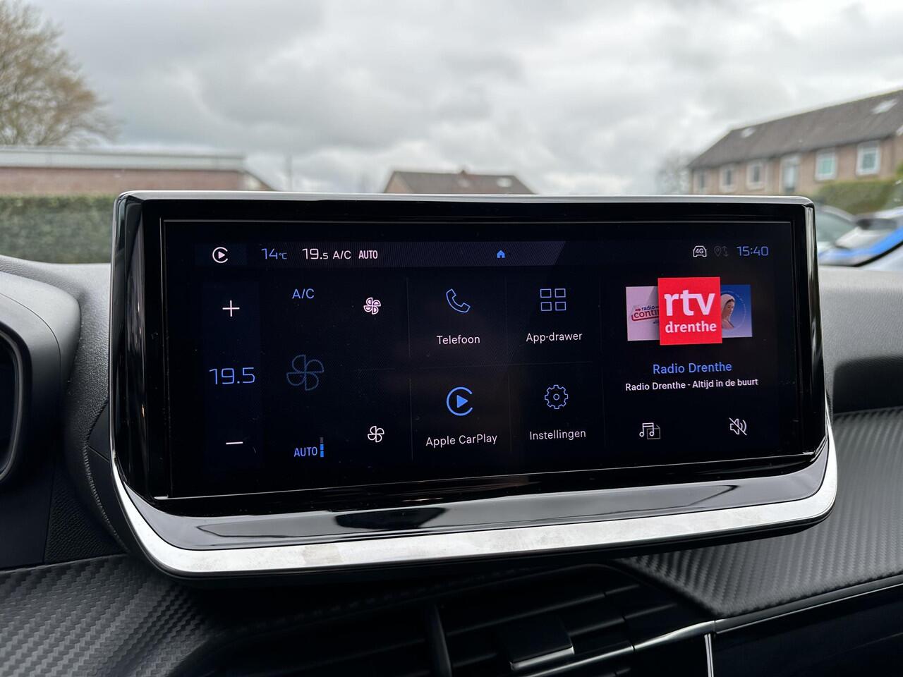 Peugeot 208 1.2 Turbo 100 PK Allure | ¤ 5200 DEMO korting | Nieuwste Model | 2025 Auto | Stoelverwarming | Navigatie | 360 graden Camera + dodehoek detectie | LED Verlichting | Parkeersensoren | Privacy Glas | Half Lederen Bekleding | Lichtmetalen Velgen |