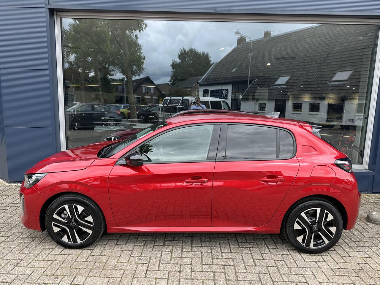 Peugeot 208 1.2 Turbo 100 PK Allure | ¤ 5200 DEMO korting | Nieuwste Model | 2025 Auto | Stoelverwarming | Navigatie | 360 graden Camera + dodehoek detectie | LED Verlichting | Parkeersensoren | Privacy Glas | Half Lederen Bekleding | Lichtmetalen Velgen |