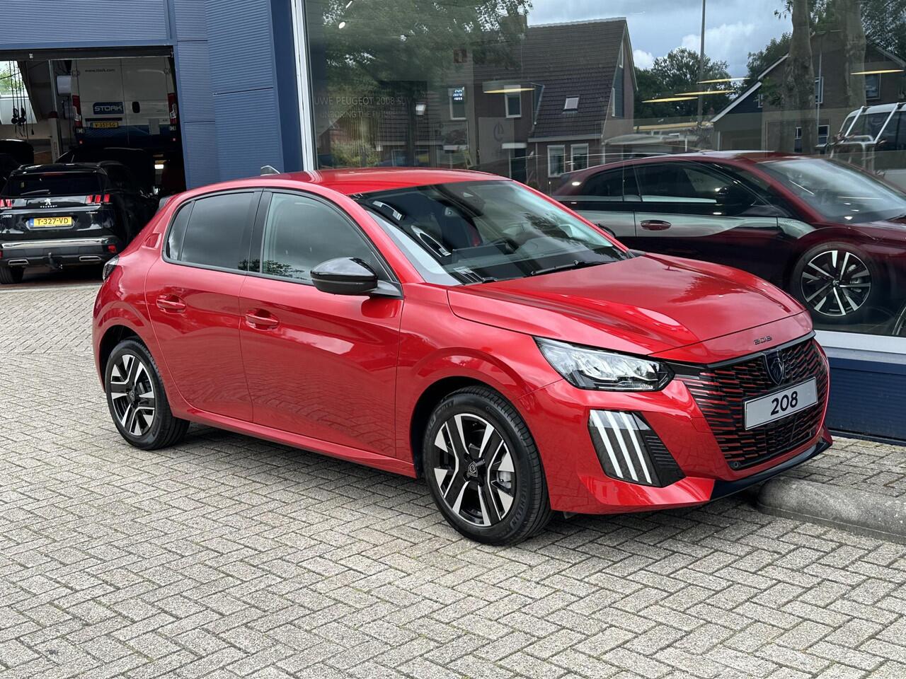 Peugeot 208 1.2 Turbo 100 PK Allure | ¤ 5200 DEMO korting | Nieuwste Model | 2025 Auto | Stoelverwarming | Navigatie | 360 graden Camera + dodehoek detectie | LED Verlichting | Parkeersensoren | Privacy Glas | Half Lederen Bekleding | Lichtmetalen Velgen |