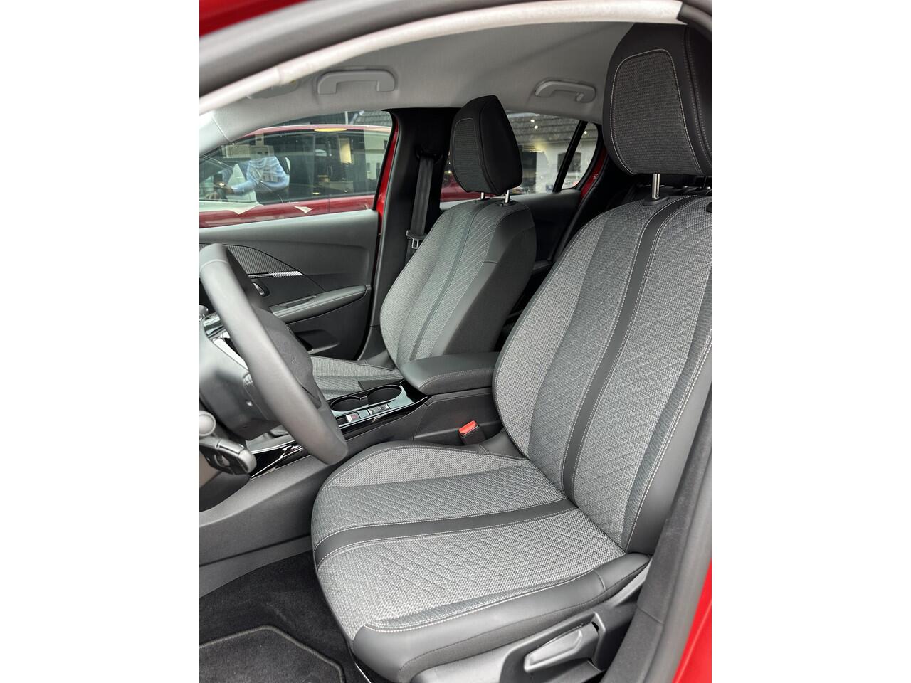 Peugeot 208 1.2 Turbo 100 PK Allure | ¤ 5200 DEMO korting | Nieuwste Model | 2025 Auto | Stoelverwarming | Navigatie | 360 graden Camera + dodehoek detectie | LED Verlichting | Parkeersensoren | Privacy Glas | Half Lederen Bekleding | Lichtmetalen Velgen |