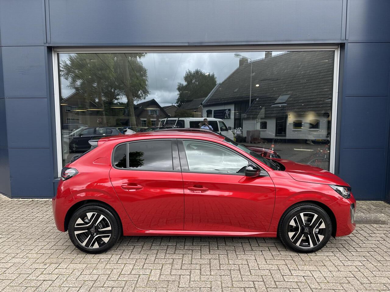 Peugeot 208 1.2 Turbo 100 PK Allure | ¤ 6200 DEMO korting | NETTO DEAL | Stoelverwarming | Navigatie draadloos via Telefoon | LED Verlichting | Parkeersensoren | Privacy Glas | Half Lederen Bekleding | Lichtmetalen Velgen |