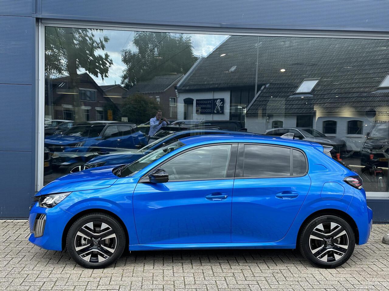 Peugeot 208 1.2 Turbo 100 PK Allure | ¤ 6200 DEMO Voordeel | NETTO DEAL| Navigatie draadloos via Telefoon | Stoelverwarming | LED Verlichting | Lichtmetalen Velgen 16" | Half Lederen Bekleding | Groot Multimedia Scherm | Climate Control | Cruise Control |