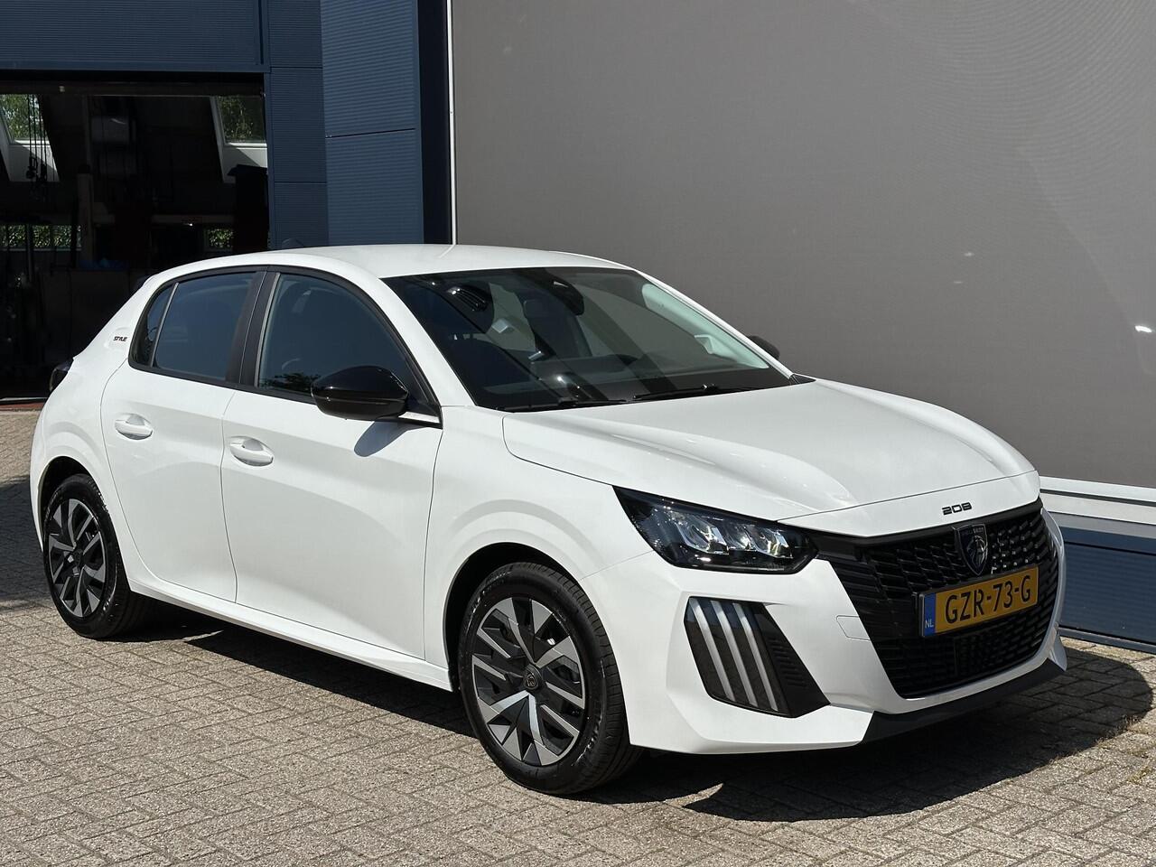 Peugeot 208 1.2 Style | Ruim ¤ 4.000 DEMO Voordeel | Navigatie | Private Lease Vanaf ¤ 359 P/M ! | LED Verlichting | Cruise Control | Airco | Parkeersensoren | Draadloos Apple Carplay & Android Auto | Leren Stuurwiel |