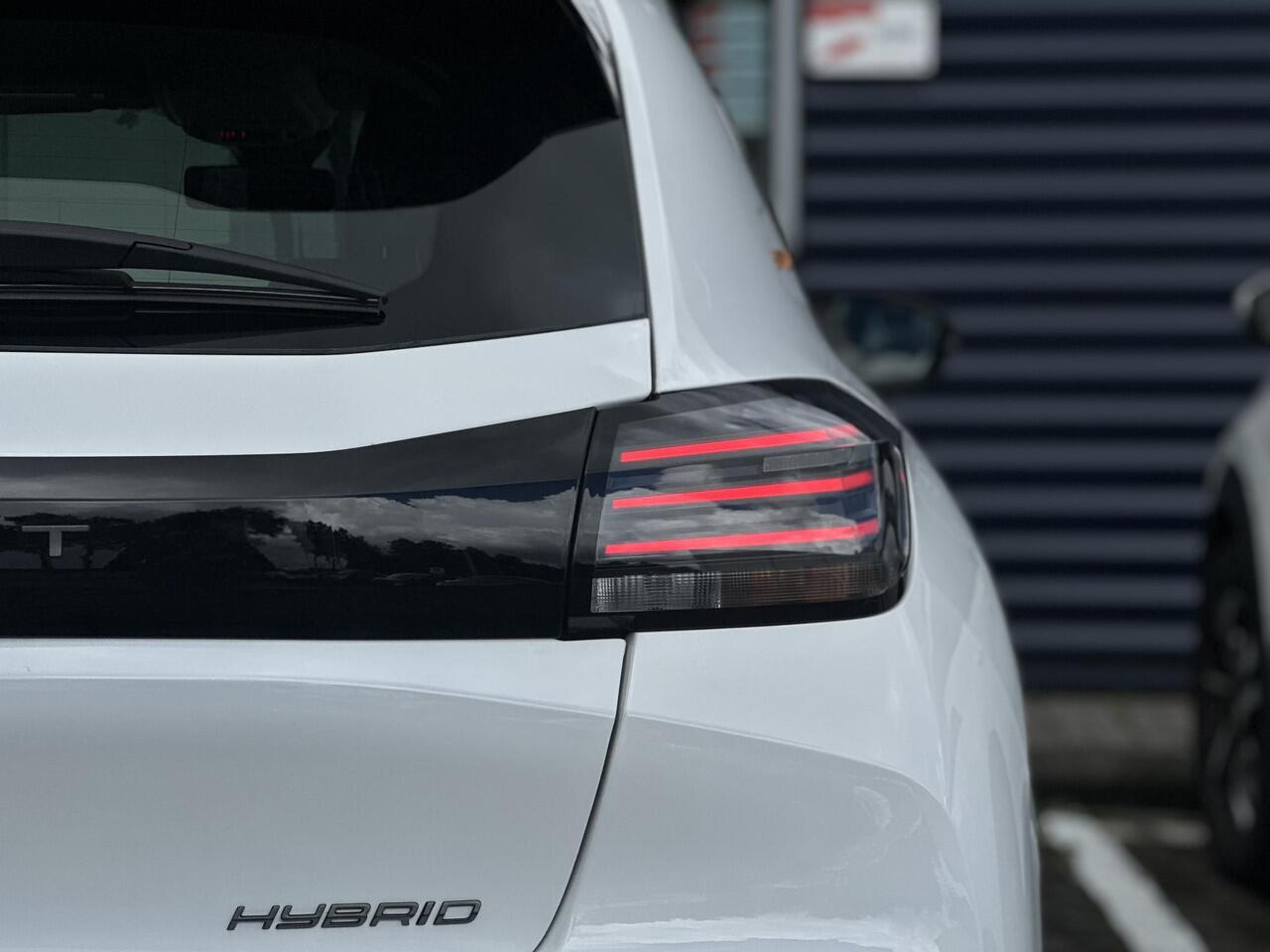 Peugeot 208 1.2 Hybrid 110 e-DCS6 Style | Parkeersensoren | Apple Carplay/Android Auto | Cruise Control | DAB | LED | Isofix |