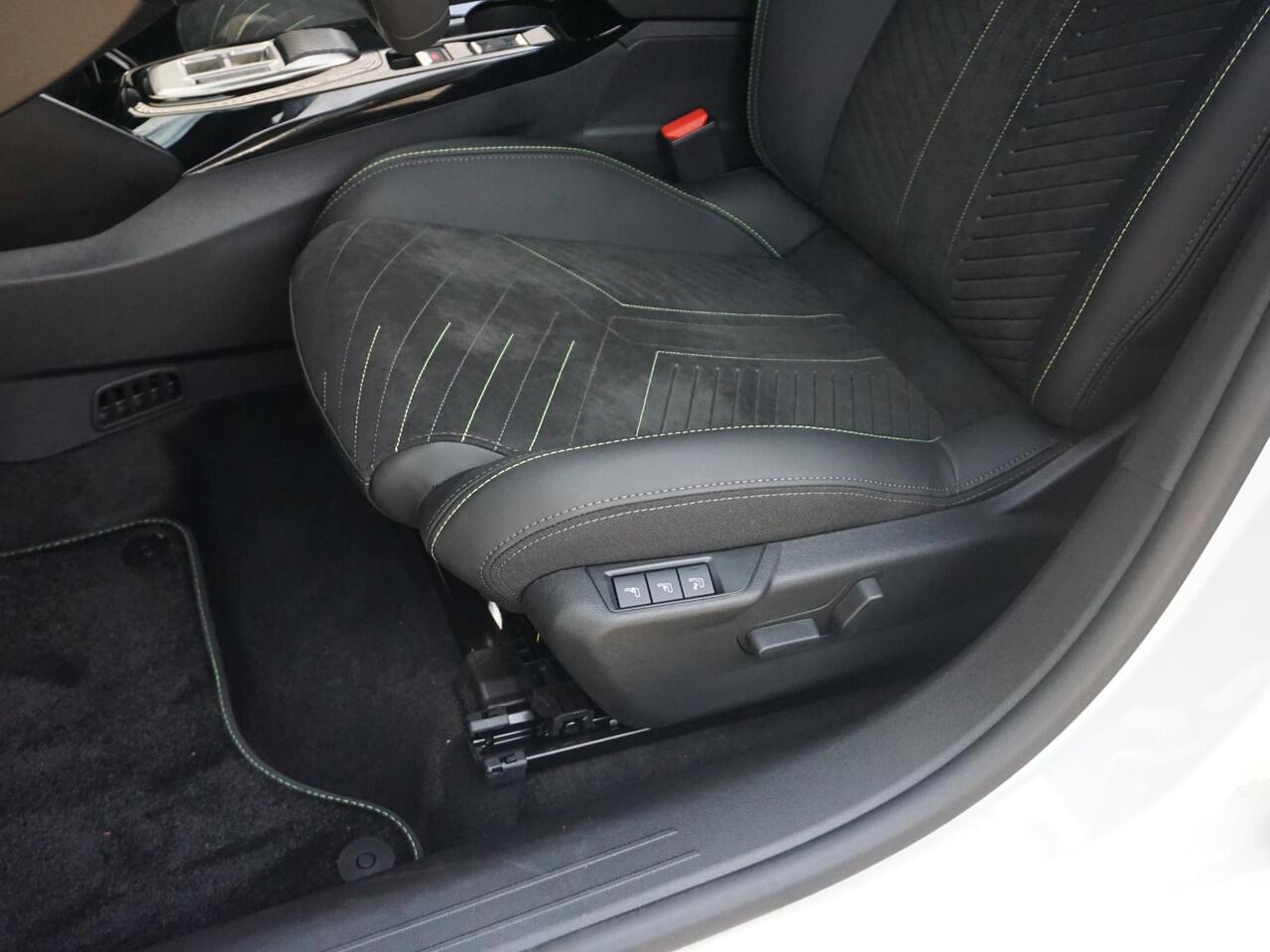 Peugeot 208 1.2 Hybrid 110 e-DCS6 GT Alcantara interieur