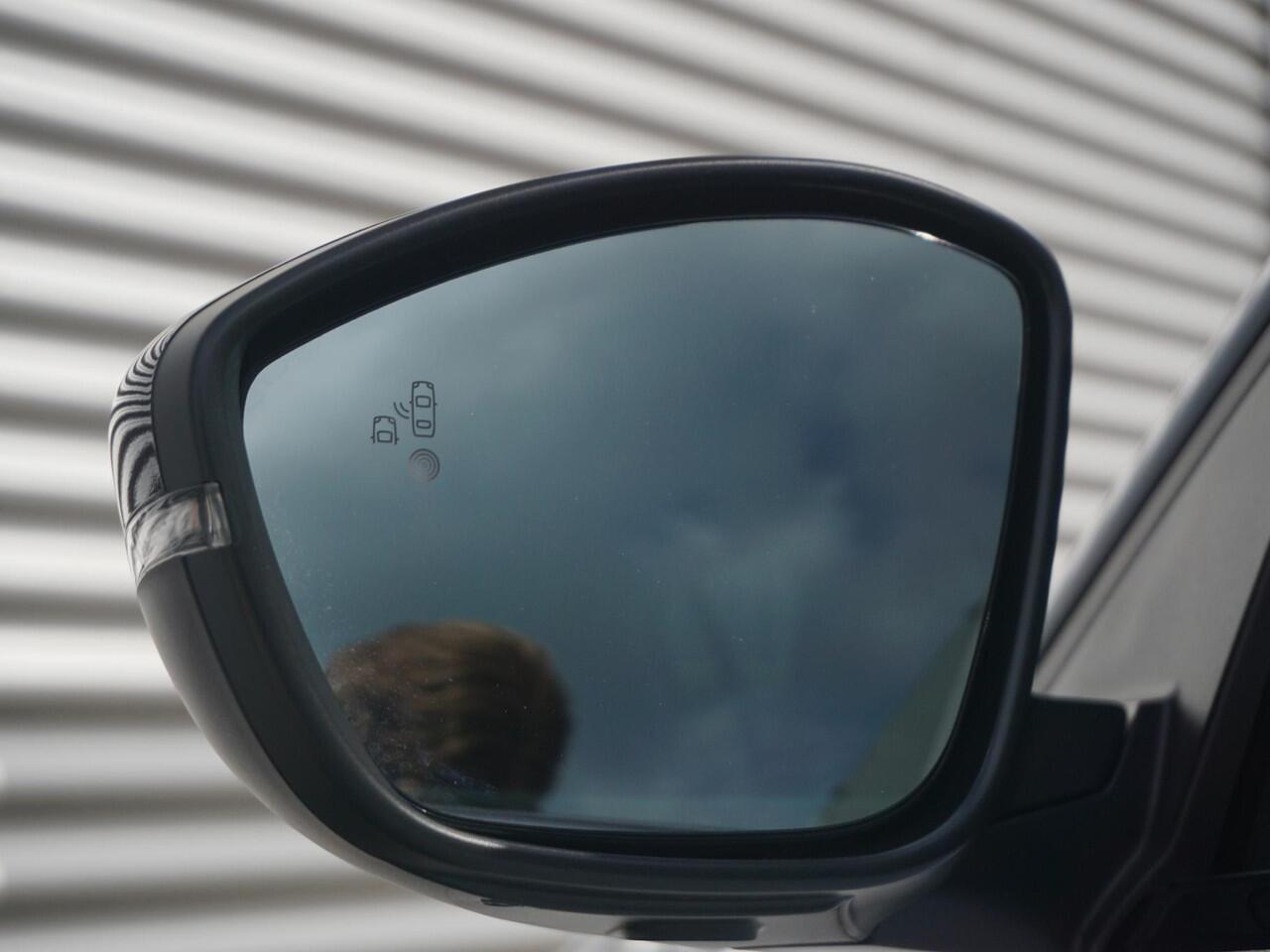 Peugeot 208 1.2 Hybrid 110 e-DCS6 GT Alcantara interieur