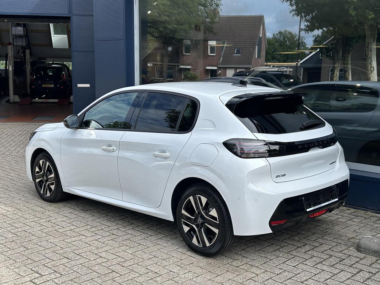Peugeot 208 1.2 Hybrid 110 PK Allure | Hybride Elektrisch rijden met Automaat | 360 Graden Camera + Dodehoek detectie | Stoelverwarming | LED Verlichting | Navigatie | Lichtmetalen Velgen | Cruise & Climate Control.