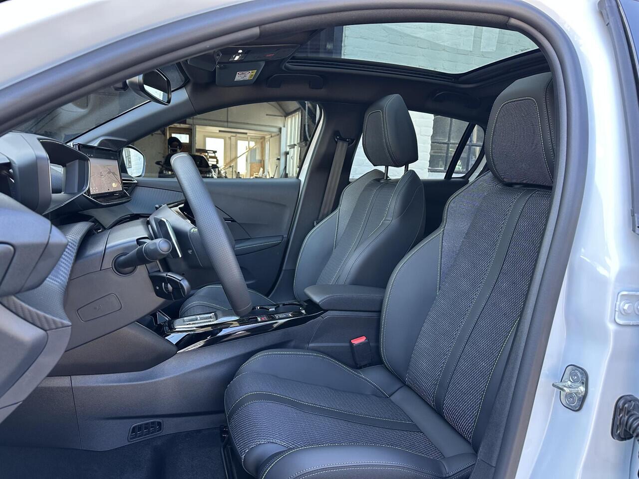 Peugeot 208 1.2 Hybrid 145 PK GT Automaat ¤ 4500 DEMO VOORDEEL | Meest Complete Uitvoering | Glazen Panoramadak | Navigatie | 360 Graden Camera | Dode Hoek Detectie | Climate Control | Keyless Entry & Start | Cruise Control | Sportstoelen | 17" Lichtmetalen Velgen | 