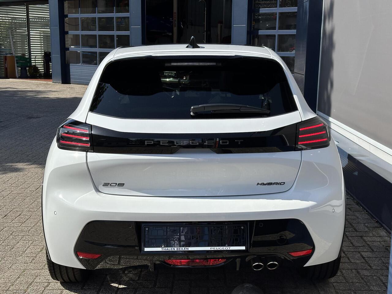 Peugeot 208 1.2 Hybrid 145 PK GT Automaat ¤ 4500 DEMO VOORDEEL | Meest Complete Uitvoering | Glazen Panoramadak | Navigatie | 360 Graden Camera | Dode Hoek Detectie | Climate Control | Keyless Entry & Start | Cruise Control | Sportstoelen | 17" Lichtmetalen Velgen | 