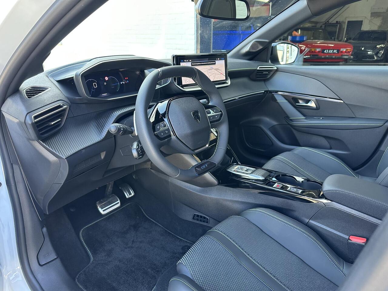 Peugeot 208 1.2 Hybrid 145 PK GT Automaat ¤ 4500 DEMO VOORDEEL | Meest Complete Uitvoering | Glazen Panoramadak | Navigatie | 360 Graden Camera | Dode Hoek Detectie | Climate Control | Keyless Entry & Start | Cruise Control | Sportstoelen | 17" Lichtmetalen Velgen | 