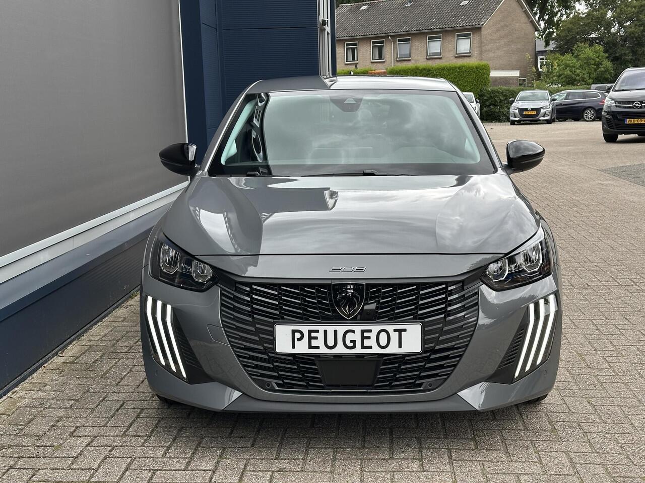 Peugeot 208 1.2 Hybrid 110 PK Allure Automaat ¤ 4,000,- DEMO VOORDEEL | Hybride Automaat | Navigatie | 360 Graden Camera | Stoelverwarming | Climate Control | Cruise Control | Parkeersensoren V+A | LED Verlichting | Draadloze Apple Carplay / Android Auto | 16" Lichtm