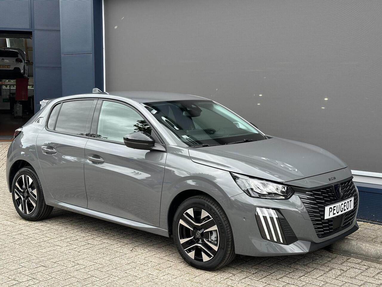 Peugeot 208 1.2 Hybrid 110 PK Allure Automaat ¤ 4,000,- DEMO VOORDEEL | Hybride Automaat | Navigatie | 360 Graden Camera | Stoelverwarming | Climate Control | Cruise Control | Parkeersensoren V+A | LED Verlichting | Draadloze Apple Carplay / Android Auto | 16" Lichtm