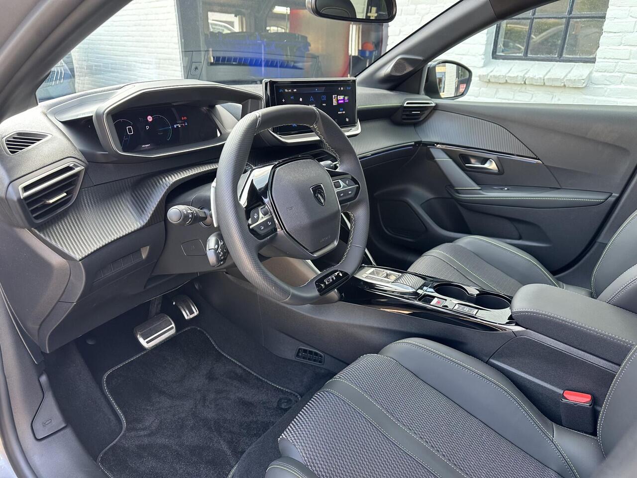 Peugeot 208 1.2 Hybrid 110 PK GT Automaat ¤ 4500,- DEMO VOORDEEL | Complete Uitvoering | Glazen Panoramadak | Navigatie | 360 Graden Camera | Dode Hoek Detectie | Climate Control | Keyless Entry & Start | Cruise Control | Sportstoelen | 17" Lichtmetalen Velgen | Full