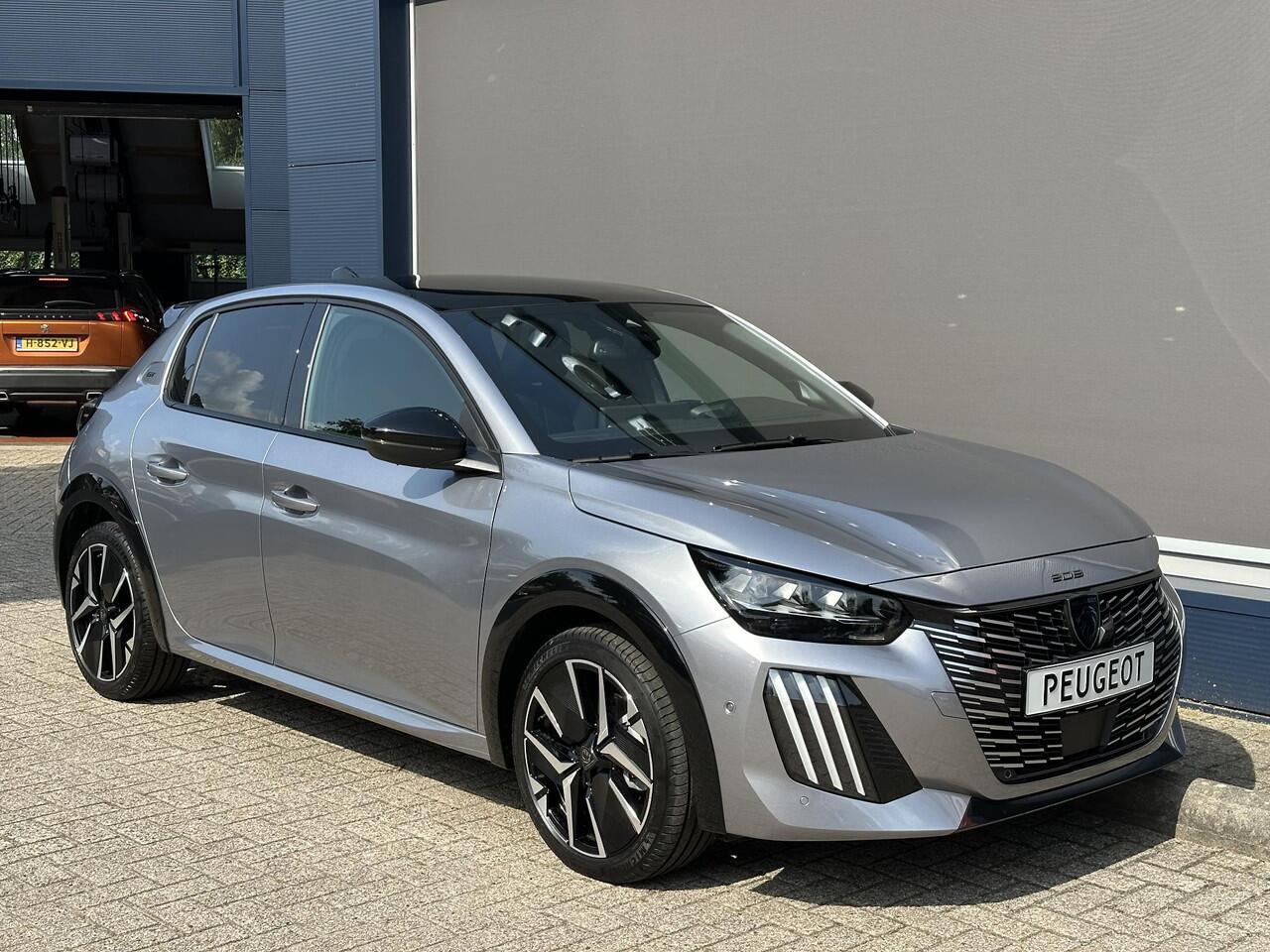 Peugeot 208 1.2 Hybrid 110 PK GT Automaat ¤ 4500,- DEMO VOORDEEL | Complete Uitvoering | Glazen Panoramadak | Navigatie | 360 Graden Camera | Dode Hoek Detectie | Climate Control | Keyless Entry & Start | Cruise Control | Sportstoelen | 17" Lichtmetalen Velgen | Full